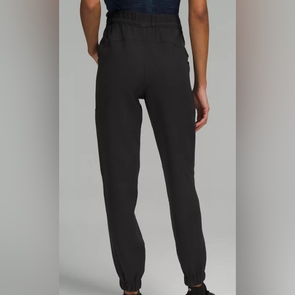 lululemon Relaxed Mid-Rise Cargo Pants - Picture 3 of 7